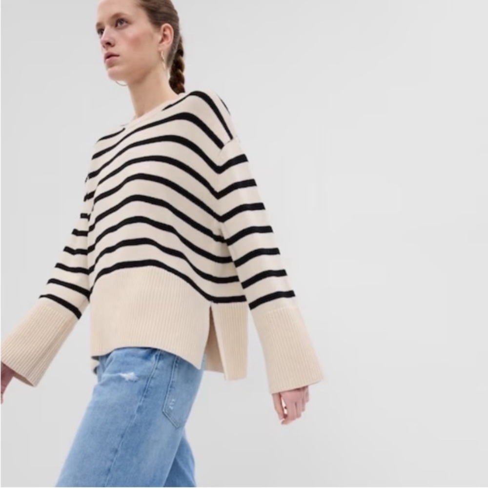 GAP black and white knit sweater. 100% cotton.